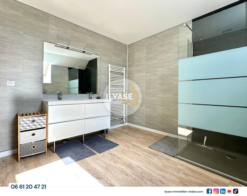 Maison - 220 m² - 5 pièces