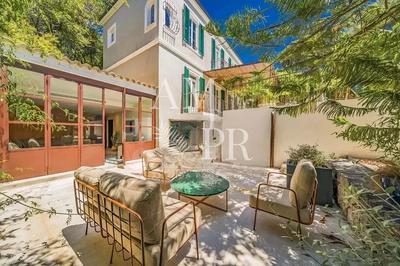 Maison - 300 m² - 8 pièces