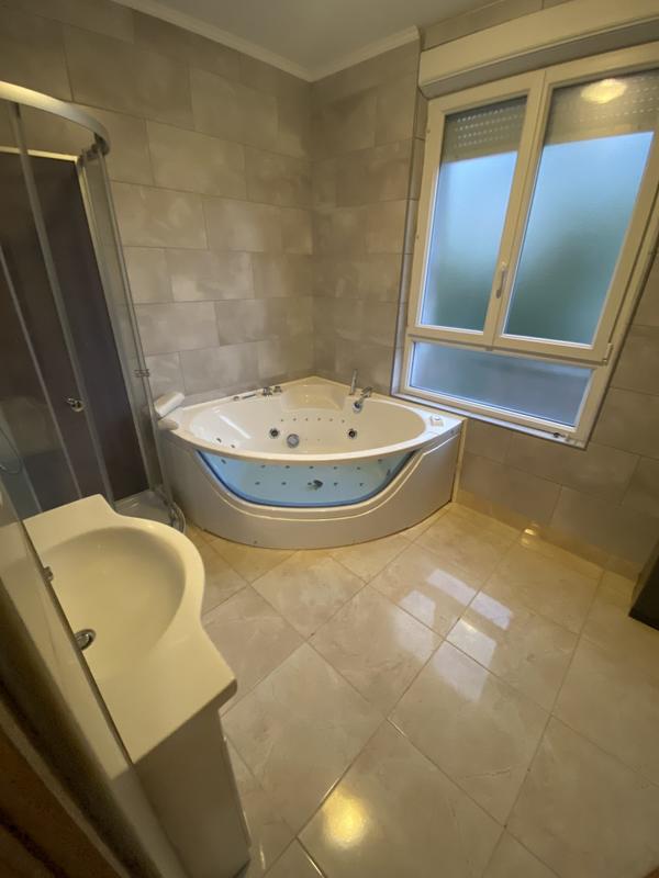 Maison - 210 m² - 6 pièces