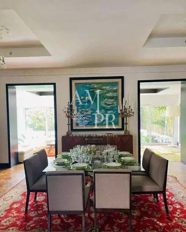 Villa - 289 m² - 8 pièces