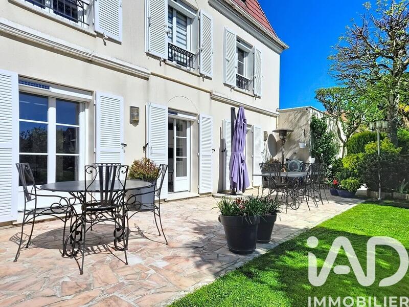 Maison - 198 m² - 9 pièces