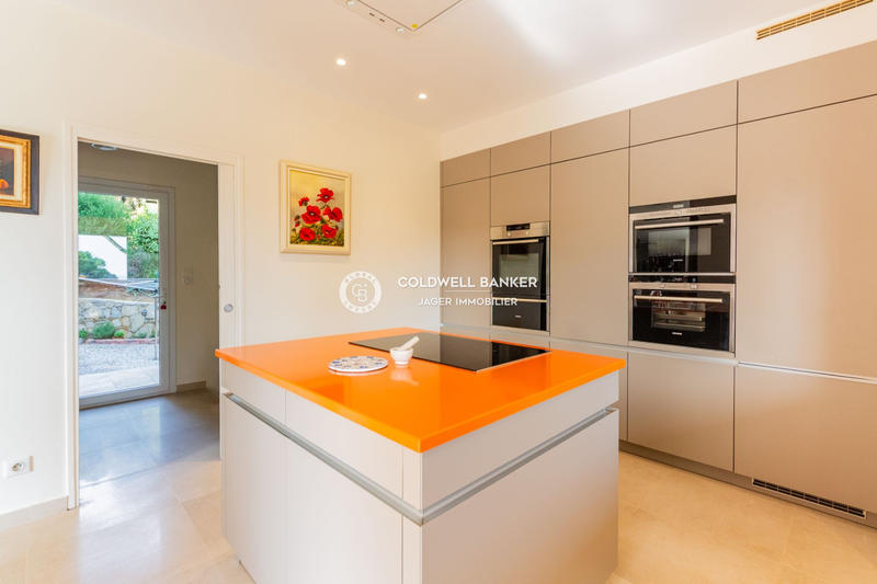 Maison - 250 m² - 6 pièces