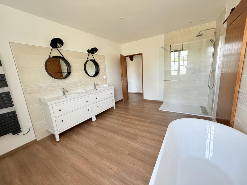 Maison - 750 m² - 25 pièces