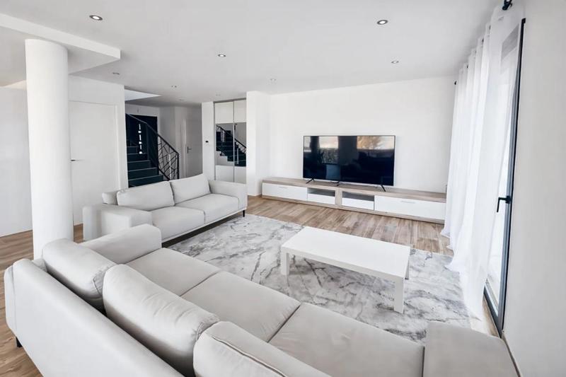 Maison - 215 m² - 9 pièces