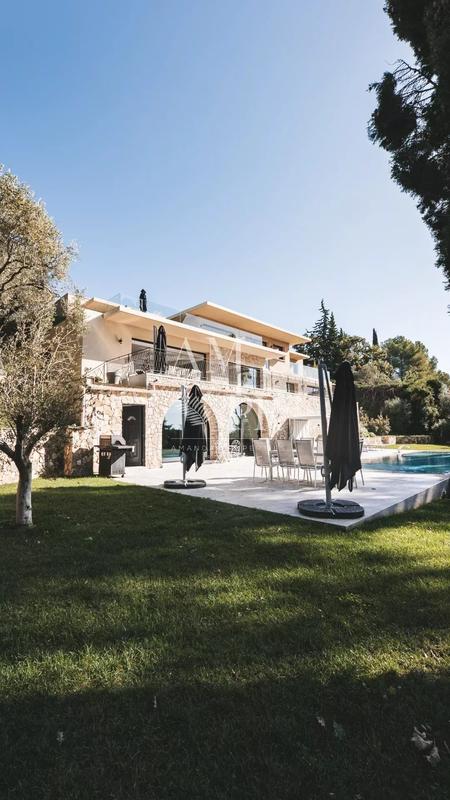 Villa - 370 m² - 8 pièces