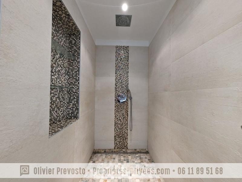 Maison - 235 m² - 9 pièces