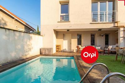 Maison - 102 m² - 5 pièces