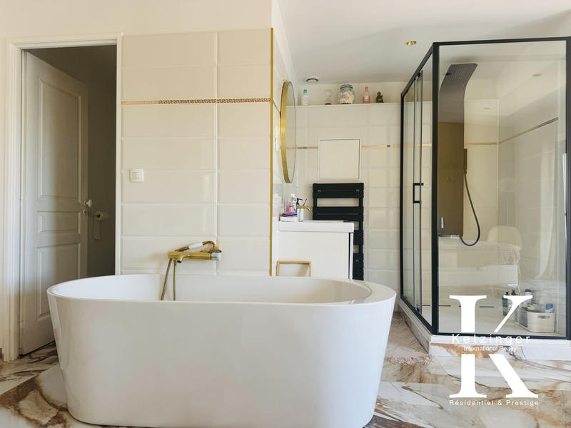 Maison - 249 m² - 8 pièces