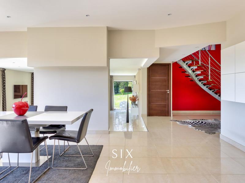 Maison - 270 m² - 9 pièces