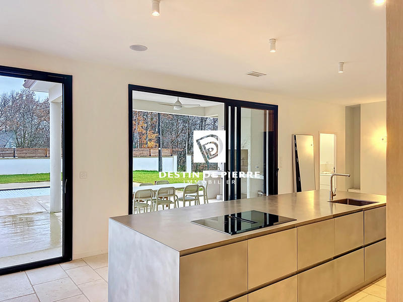 Maison - 219 m² - 6 pièces