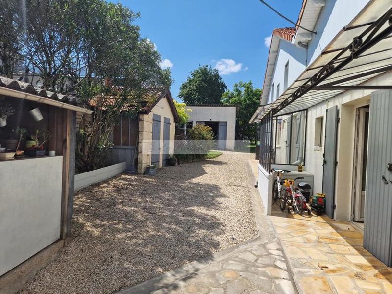 Maison - 208 m² - 9 pièces