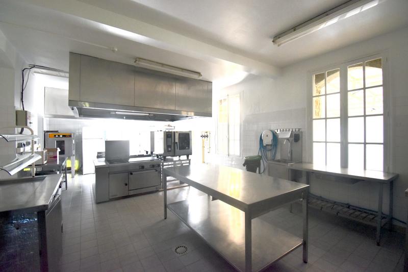 Maison - 1 700 m² - 75 pièces