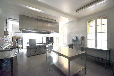 Maison - 1 700 m² - 75 pièces