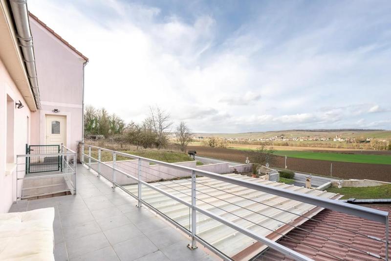 Maison - 226 m² - 7 pièces