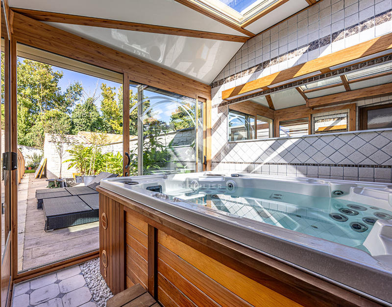 Maison - 328 m² - 9 pièces