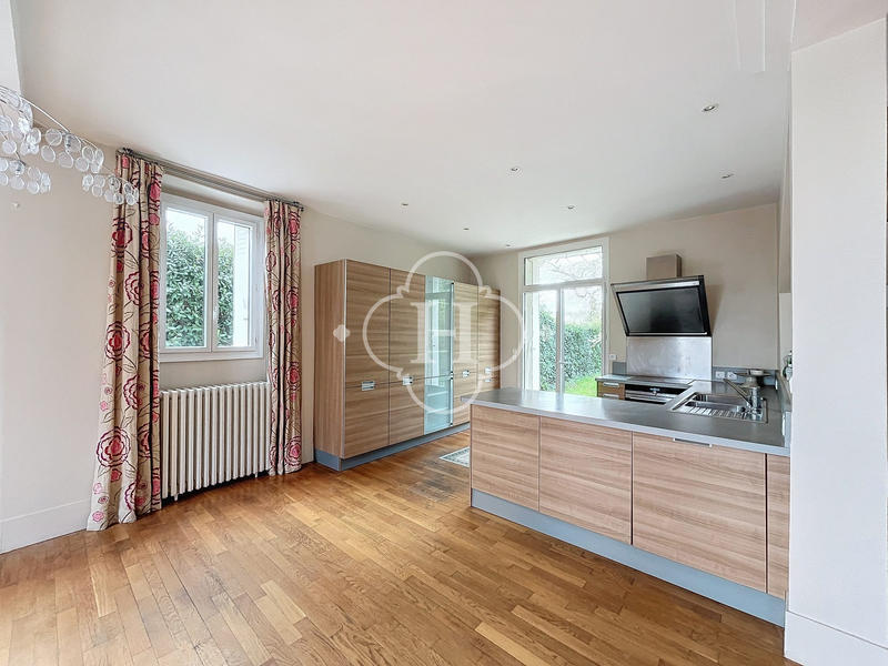 Maison - 225 m² - 8 pièces