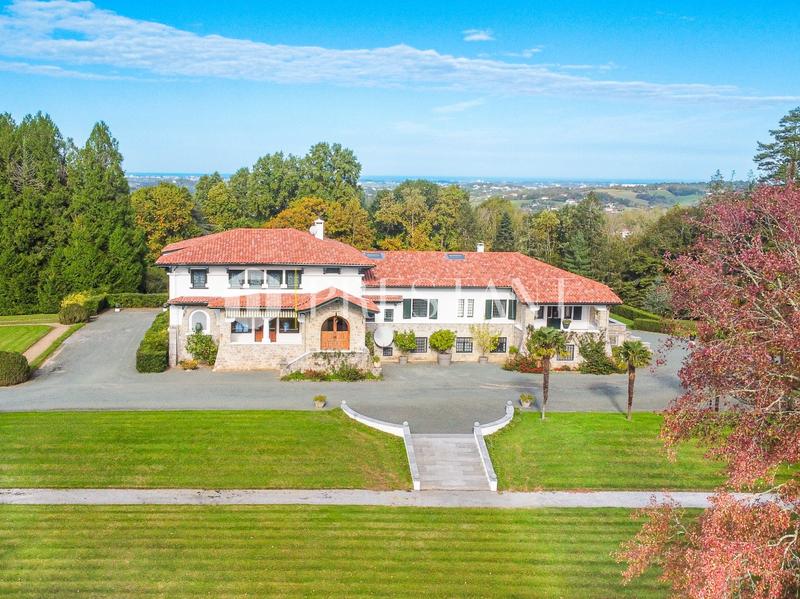 Maison - 550 m² - 12 pièces