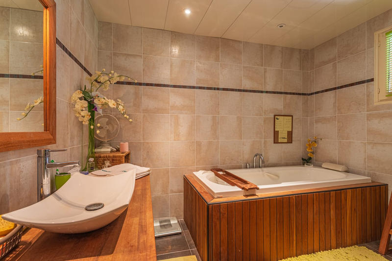 Maison - 250 m² - 9 pièces