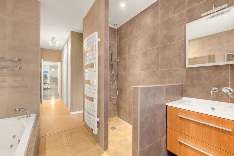 Maison contemporaine - 198 m² - 6 pièces