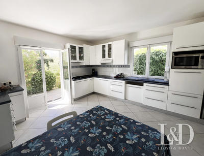 Maison - 240 m² - 10 pièces