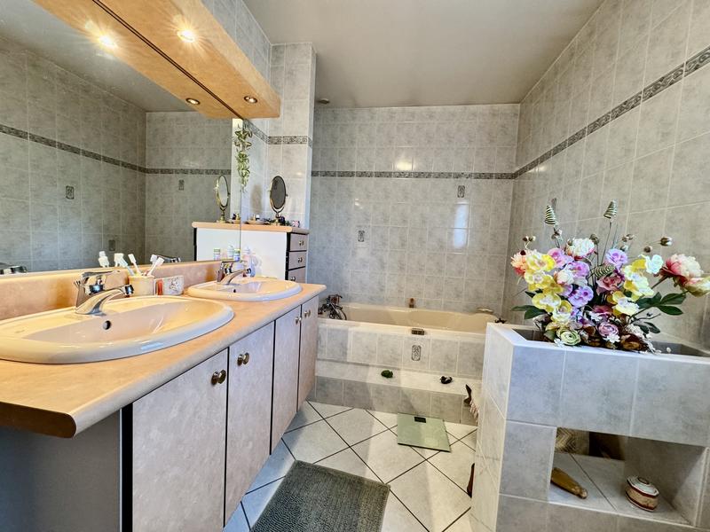 Maison - 140 m² - 5 pièces