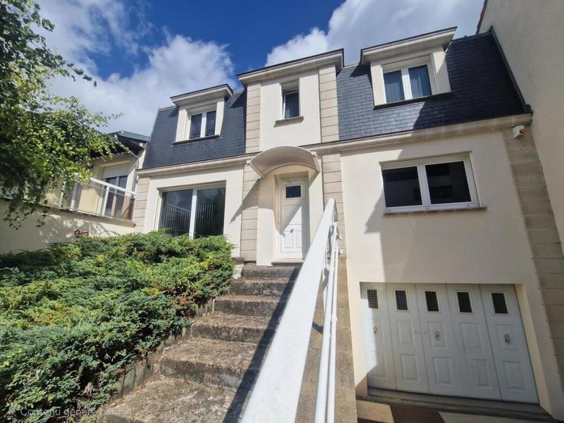 Maison - 121 m² - 6 pièces