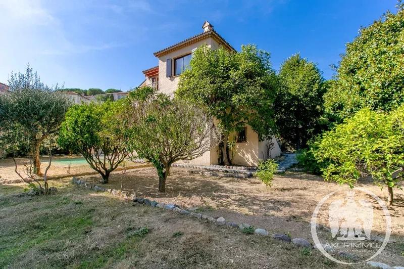 Appartement - 158 m² - 8 pièces