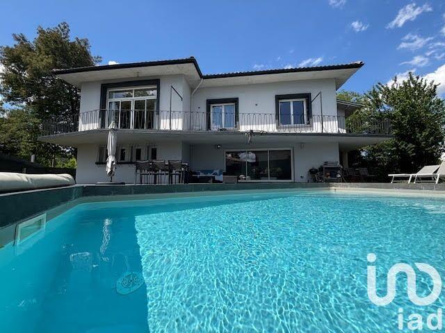 Maison - 223 m² - 9 pièces