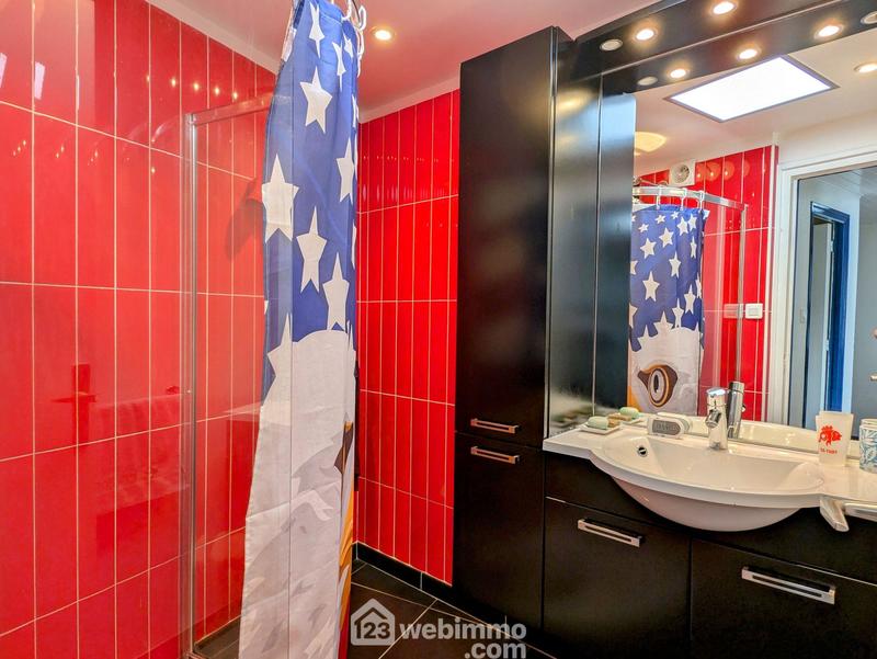 Maison - 234 m² - 8 pièces