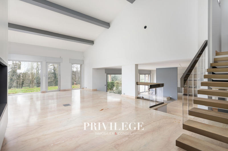 Maison - 250 m² - 7 pièces
