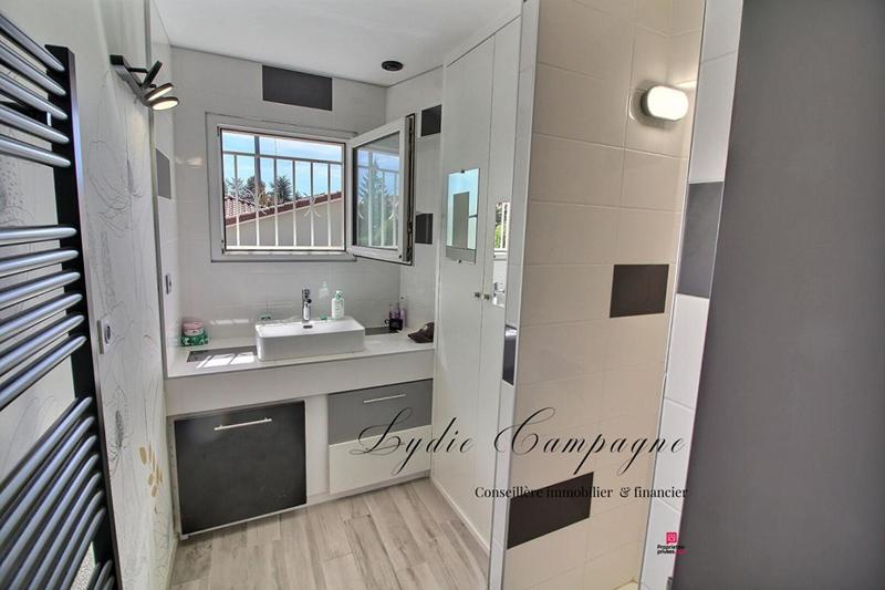 Demeure - 215 m² - 9 pièces