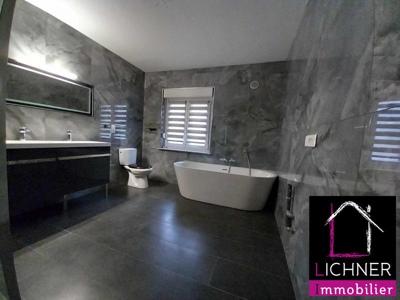 Maison - 220 m² - 8 pièces