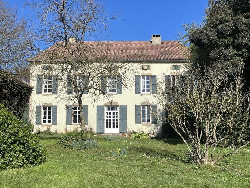 Maison - 630 m² - 9 pièces