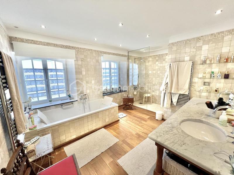 Demeure - 270 m² - 6 pièces