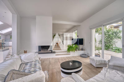 Maison - 337 m² - 8 pièces