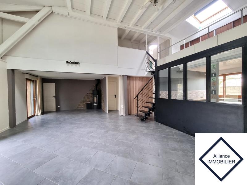 Maison - 215 m² - 8 pièces