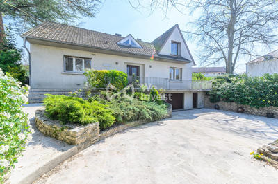 Maison - 180 m² - 8 pièces