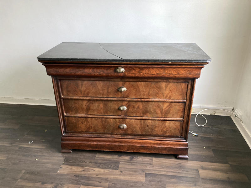 Grande vente de livres anciens, beaux livres, meubles, postes de radio, Tsf, vins et timbres