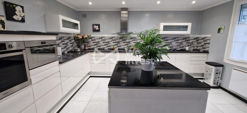 Maison - 244 m² - 10 pièces