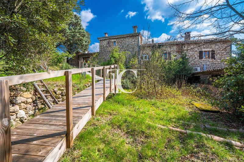 Maison - 204 m² - 8 pièces