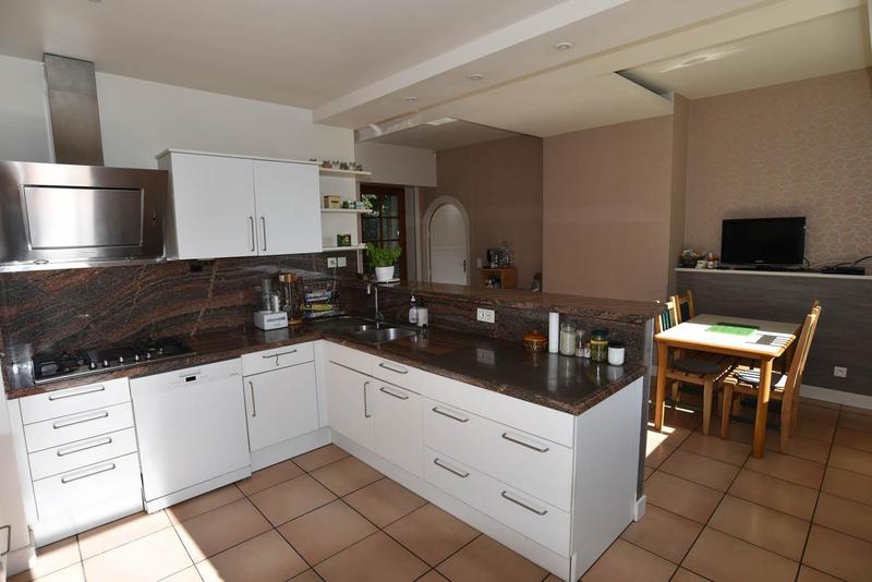 Maison - 241 m² - 9 pièces