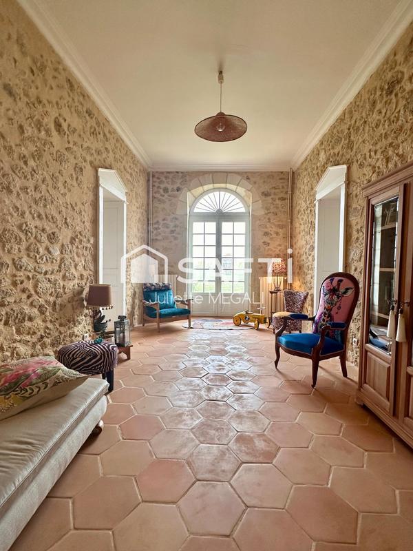 Maison - 379 m² - 10 pièces