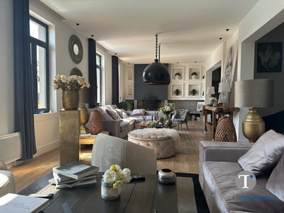 Maison traditionnelle - 267 m² - 9 pièces