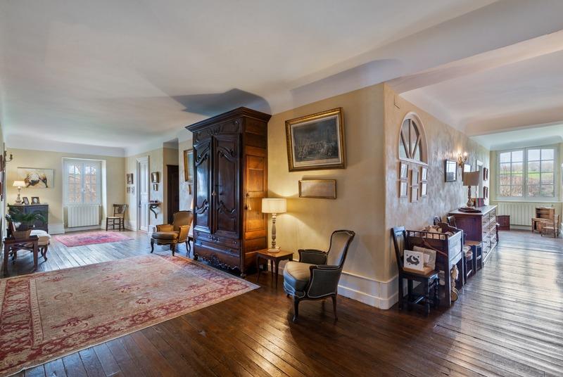 Maison - 650 m² - 14 pièces