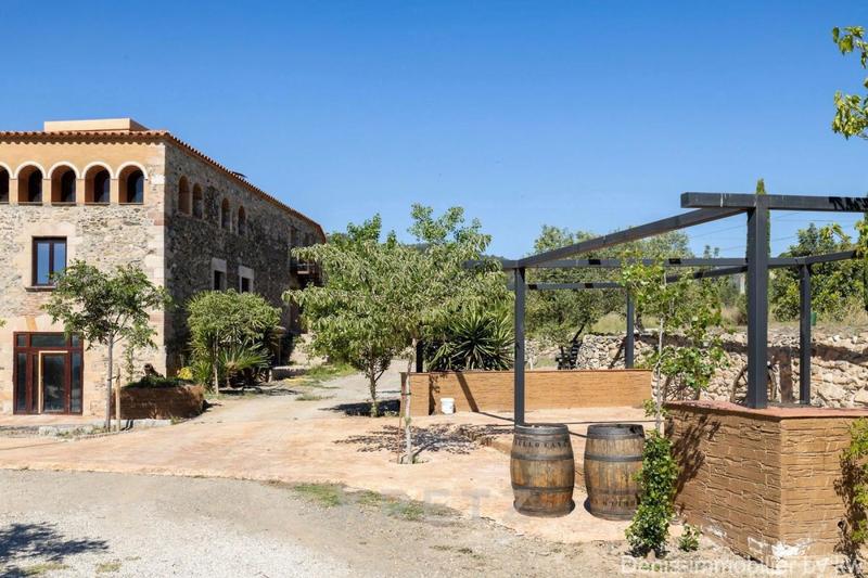 Propriété - 1 050 m² - 15 pièces