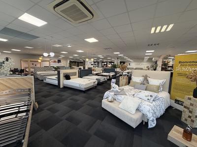 Local commercial - 676 m² - 5 pièces