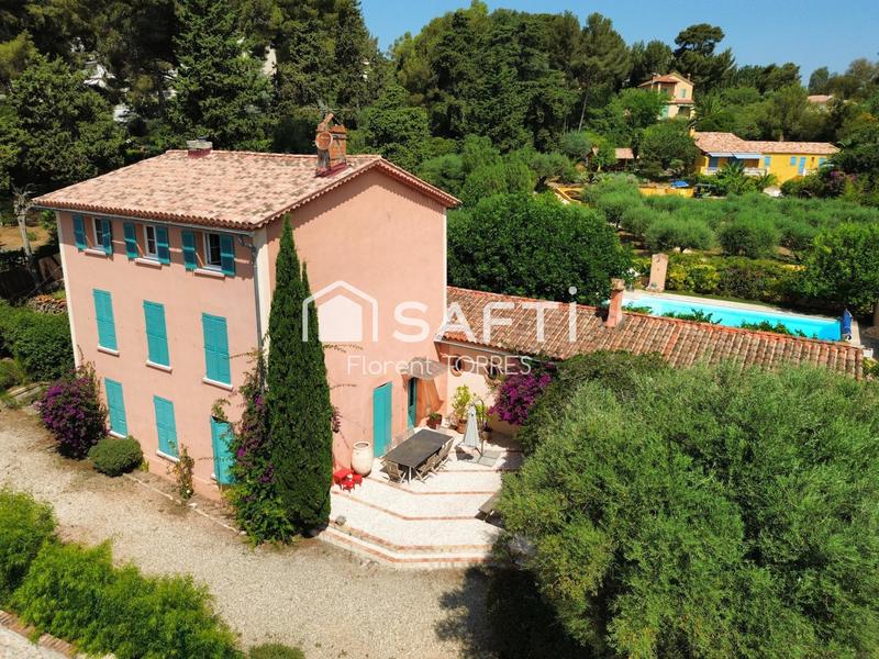 Maison - 250 m² - 9 pièces