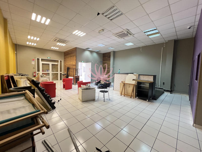 Local commercial - 156 m² - 2 pièces