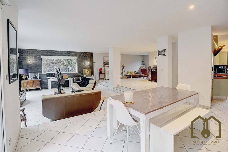 Maison - 176 m² - 7 pièces