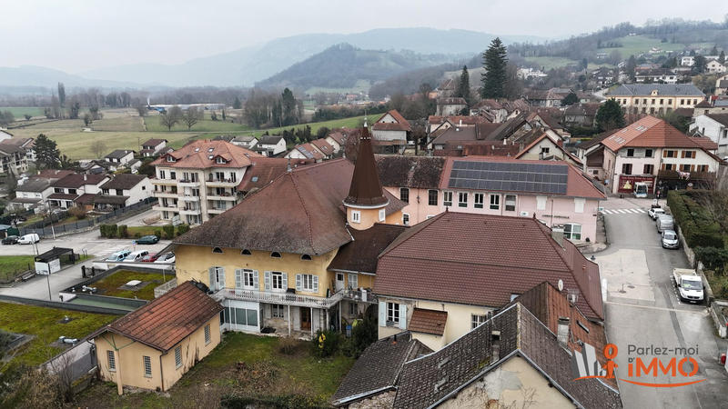 Maison - 285 m² - 10 pièces